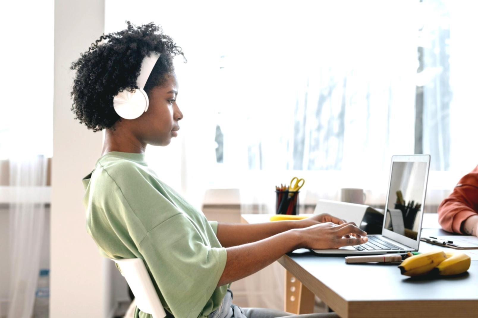 Sesión de trabajo con emprendedores desarrollando sus modelos de negocio