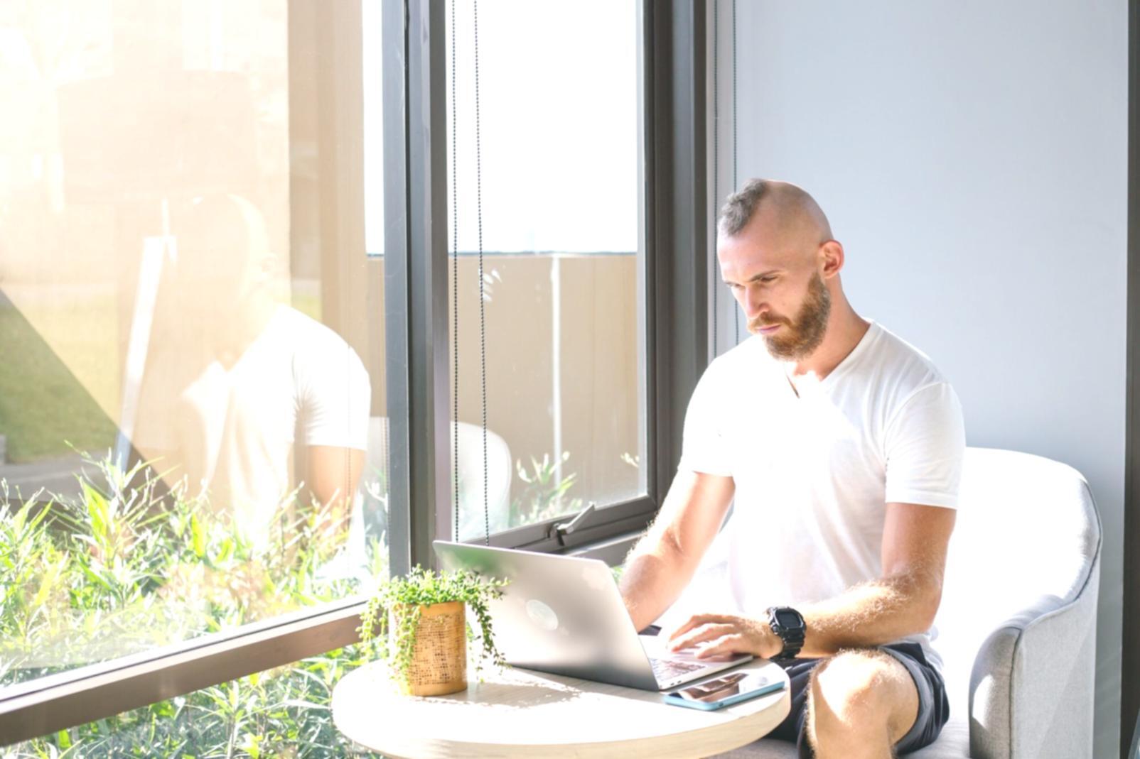 Aula moderna donde se imparten las sesiones presenciales del programa