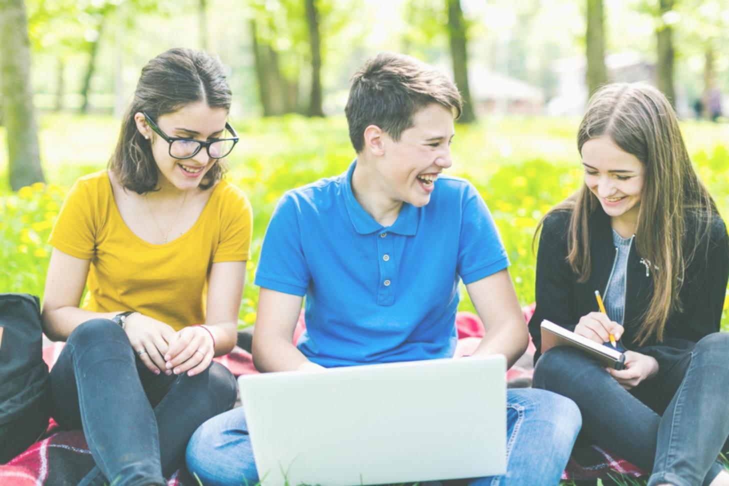Emprendedores trabajando en estrategias financieras para startups